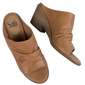EUC Sofft Leather Strathmore Ruched Sandals Tan Size 8 Retail $130